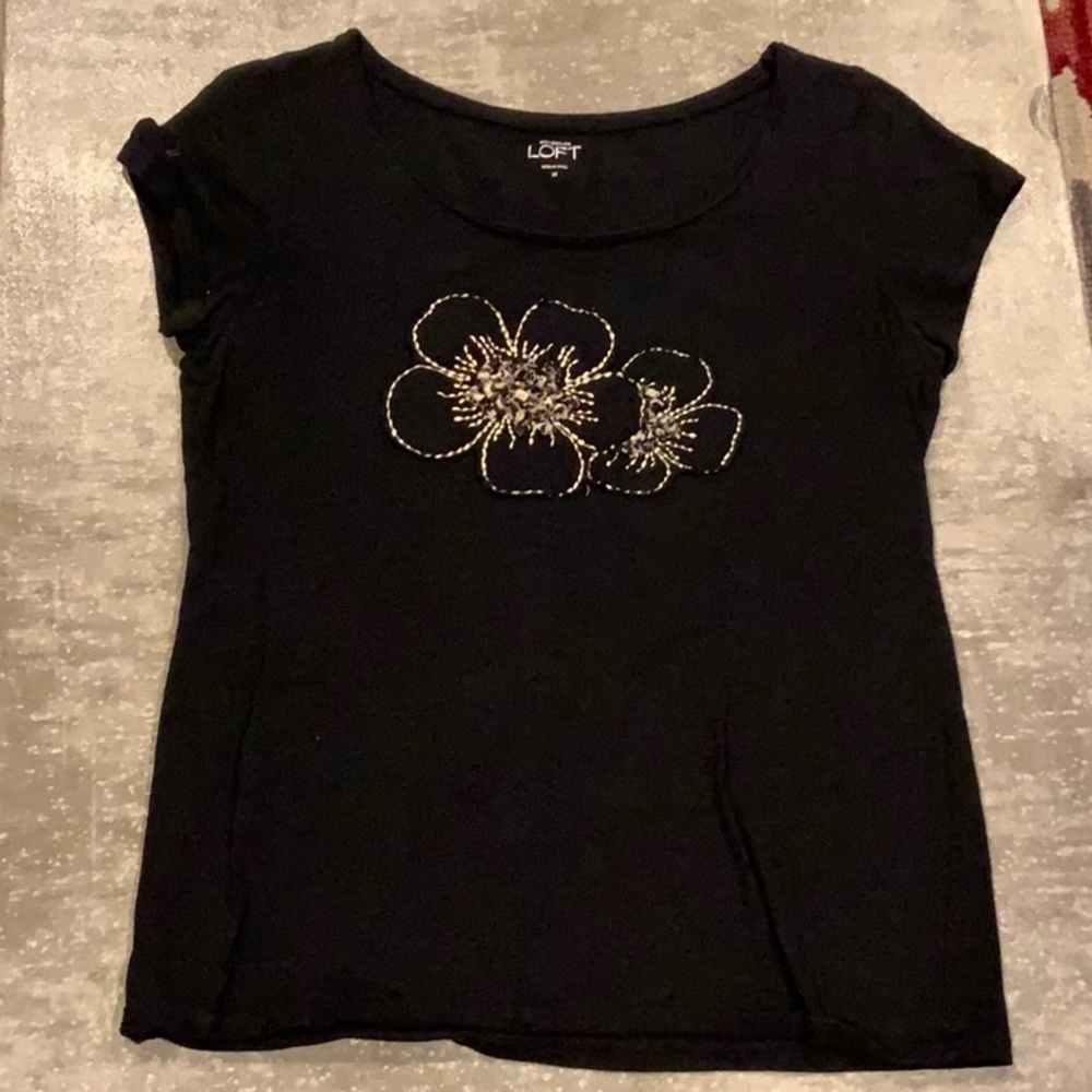 Black T-shirt with beige flower detail